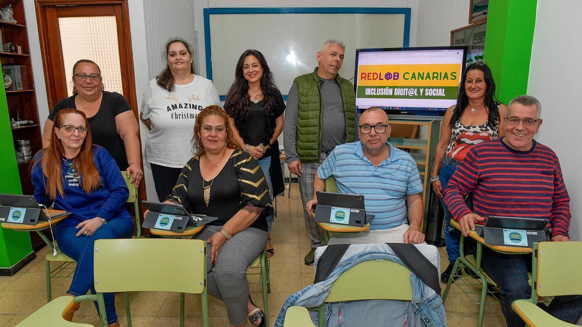 Parte de los alumnos de uno de los centros de RedLab Canarias, ubicado en el barrio capitalino de La Paterna.