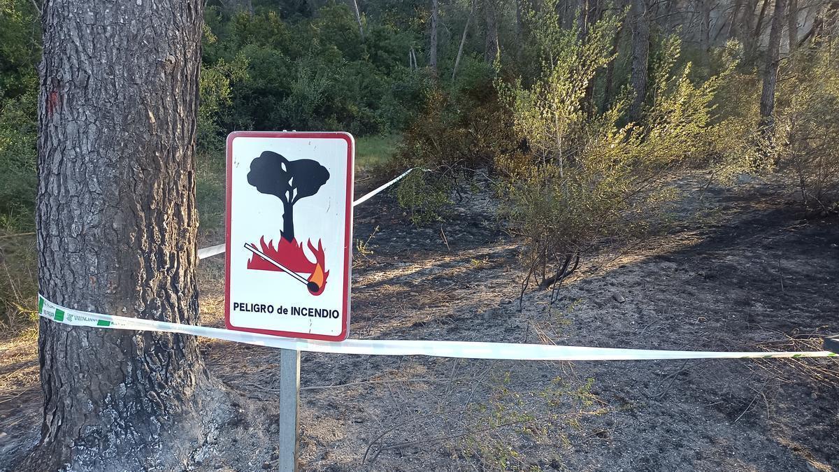 Zona perimetrada por la Guardia Civil como origen del incendio junto a la carretera de la Casella.