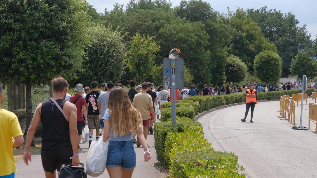 Asistentes al festival del año pasado, en la senda paralela al tramo de carretera que permanecerá cortado durante el evento.