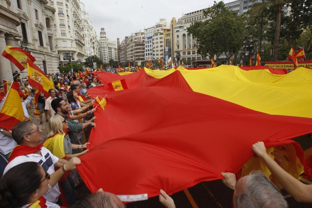 Caravana de vehículos con banderas españolas en València