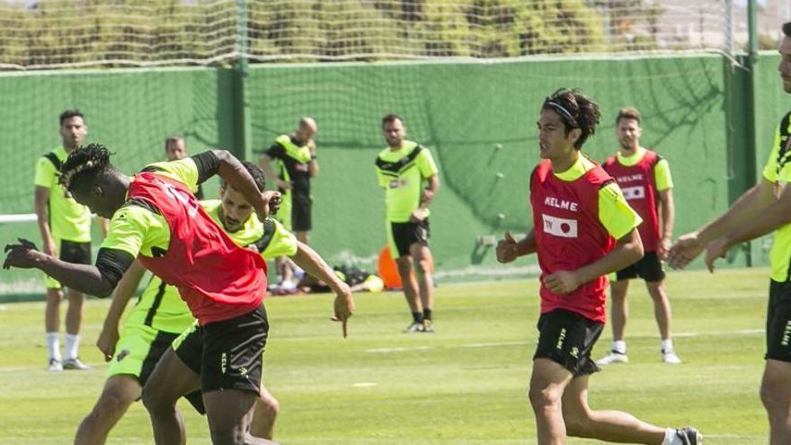 Los jugadores del Elche durante un entrenamiento de esta semana en el campo anexo