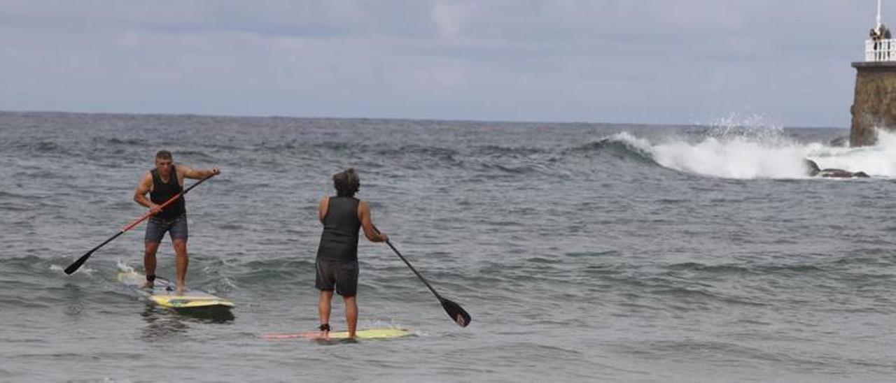 Ángel González y Lucas Altamira, practicando «paddle surf».  | Ángel González