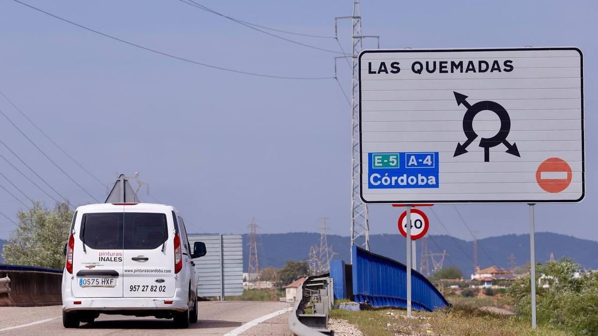 Un cartel muestra la salida a las Quemadas y una segunda vía para la A 4, este martes, en Córdoba.