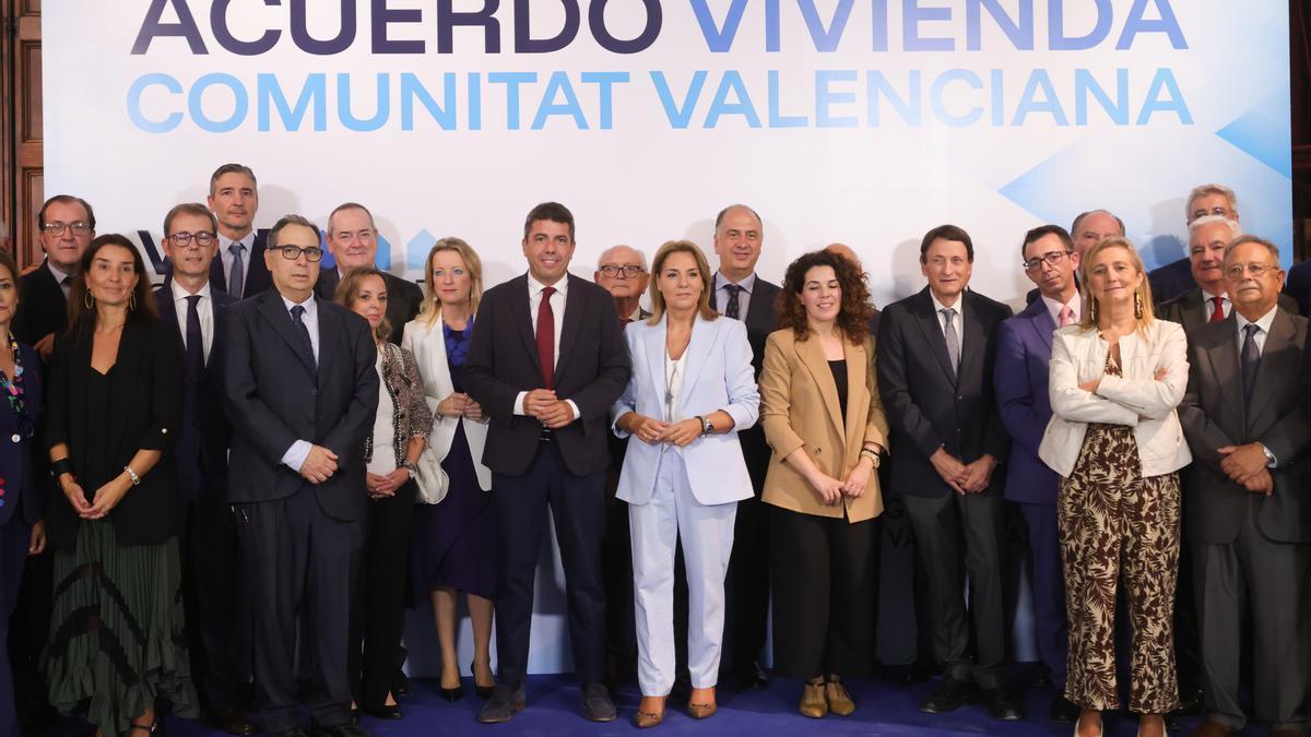 Mazón minutos antes de firmar el acuerdo por la vivienda con todos los agentes del sector de la construcción.