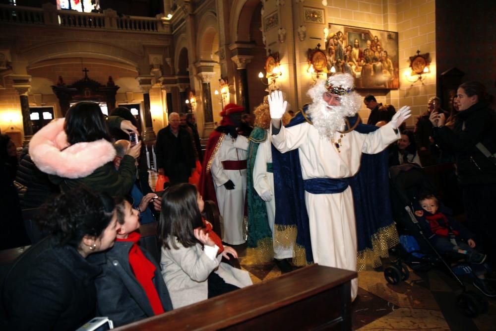 Los Reyes Magos reciben a los niños en la Basílica de San Juan de Oviedo