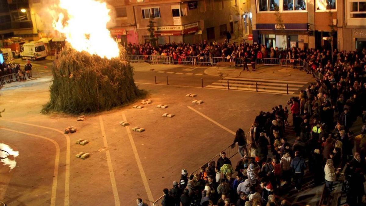 Imagen de archivo del encendido de la hoguera de Sant Antoni en Onda.