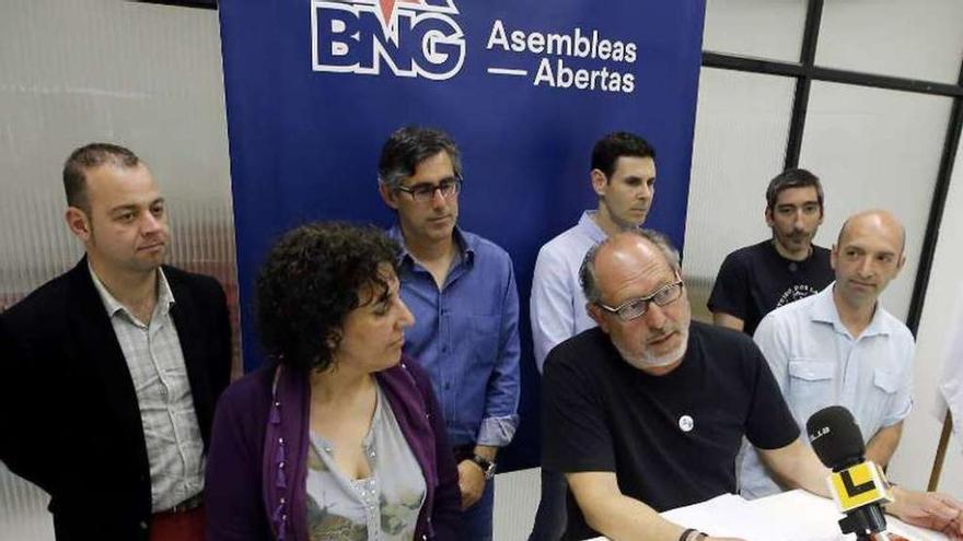 Otero, junto al resto de candidatos, en la sede del BNG. // M. G. Brea