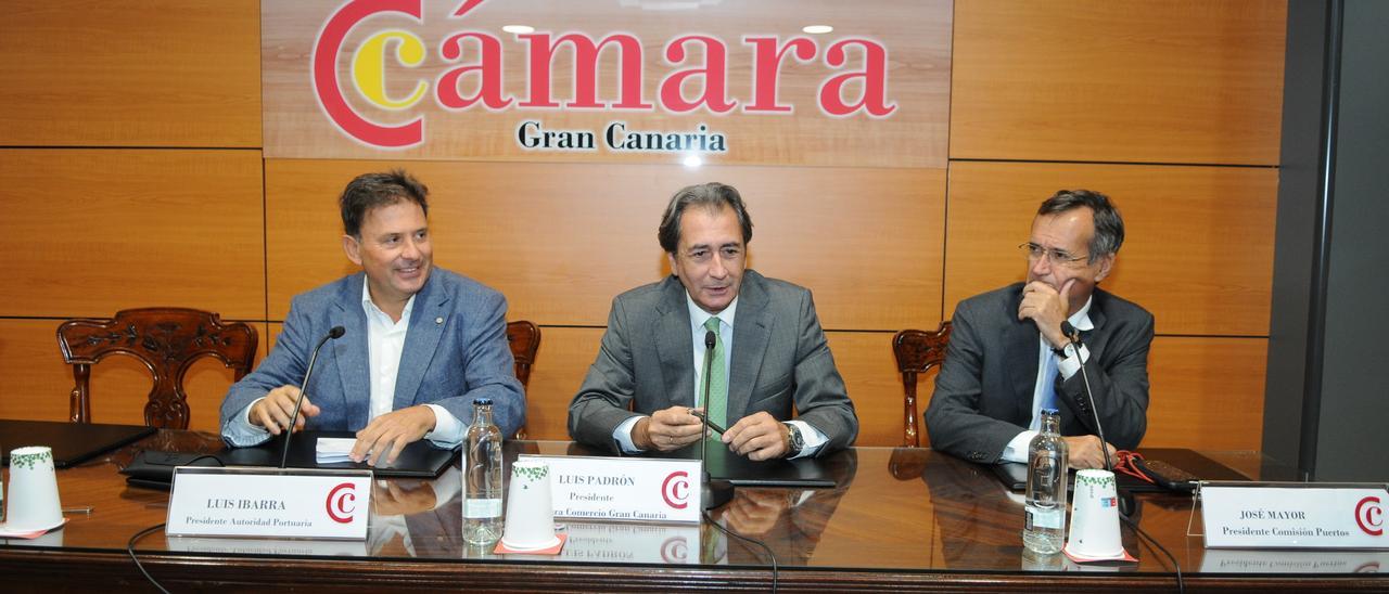 Imagen del acto de ayer en la Cámara de Comercio de Gran Canaria, con el presidente de La Luz, Luis Ibarra (i), entre otros.