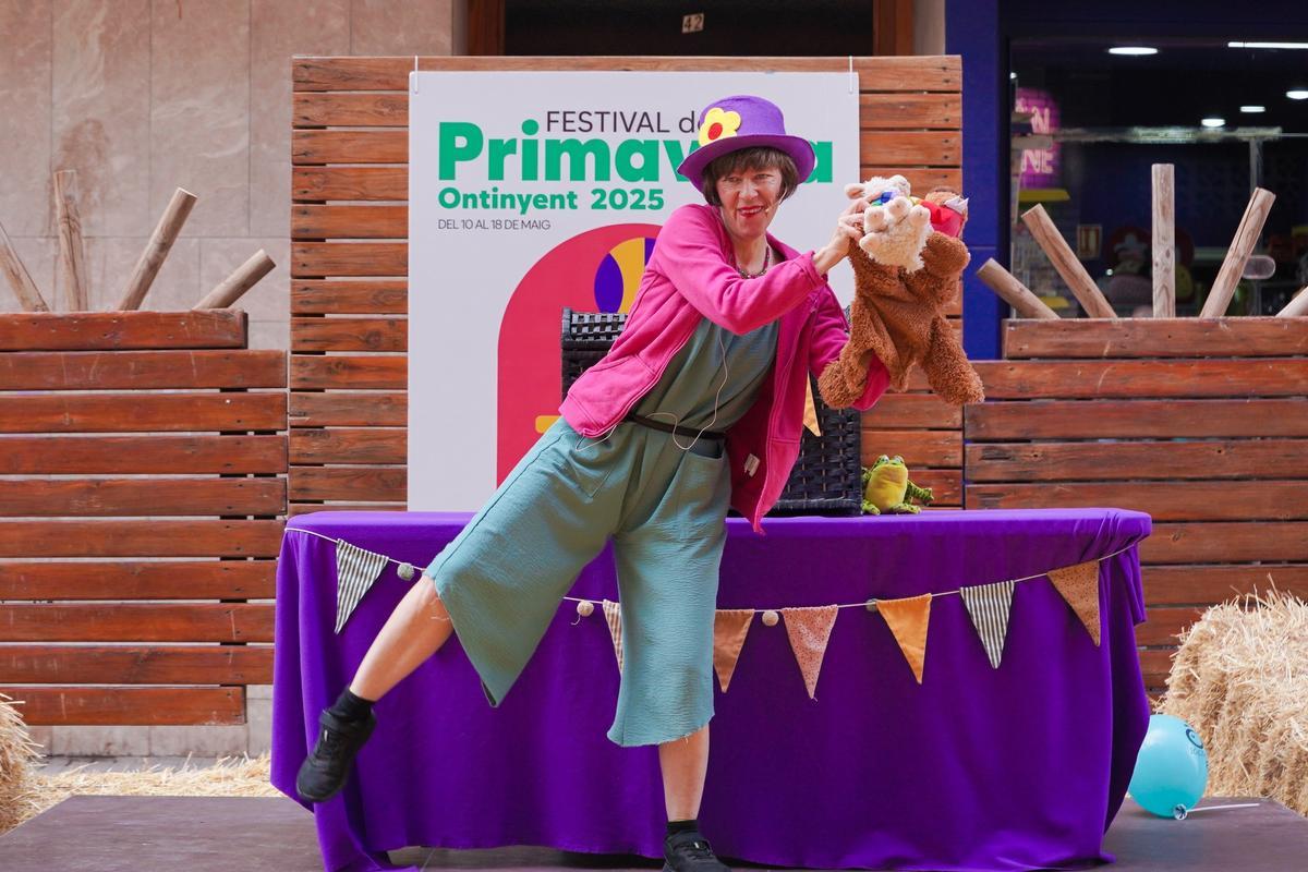 Actuación teatral en el Festivalet de Ontinyent 2025.