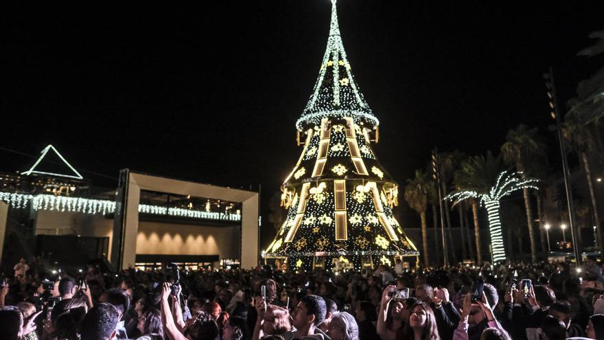 El árbol navideño de Las Arenas brilla entre acrobacias y  fuegos artificiales