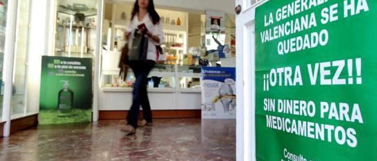 Carteles de protesta en una farmacia de la capital.