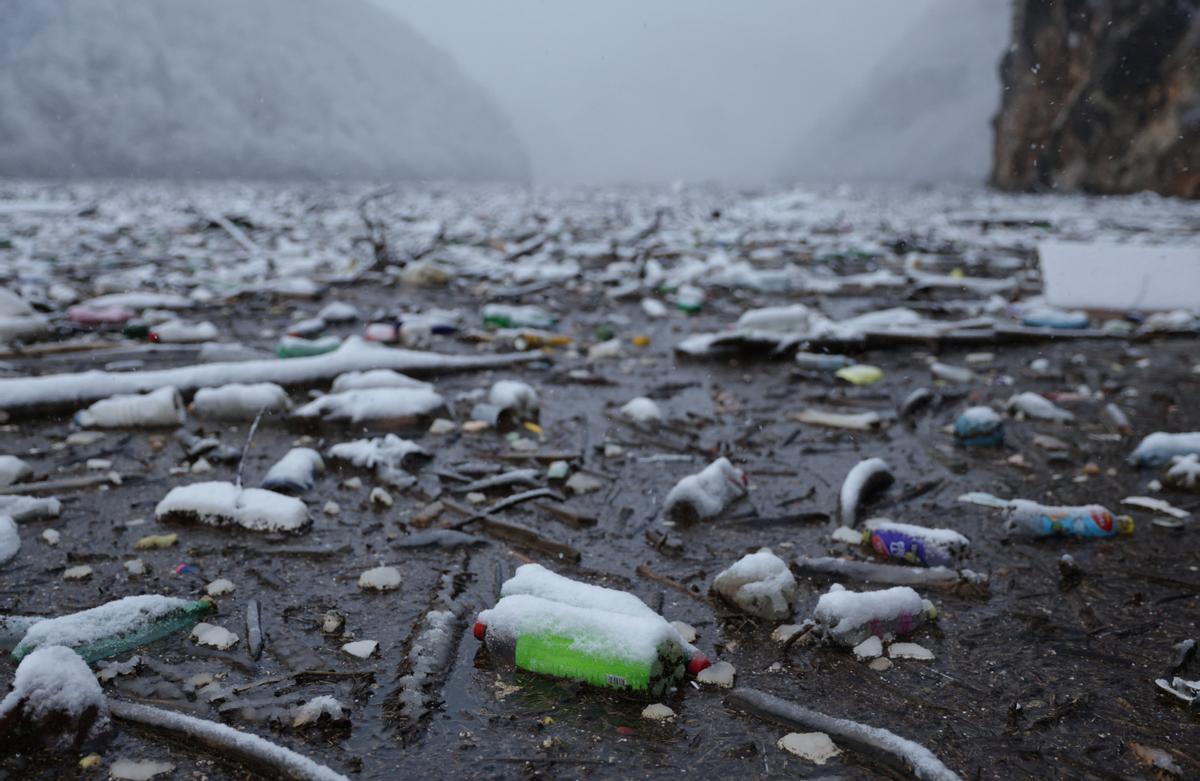 El río Drina, en Bosnia, obstruido por enormes cantidades de basura