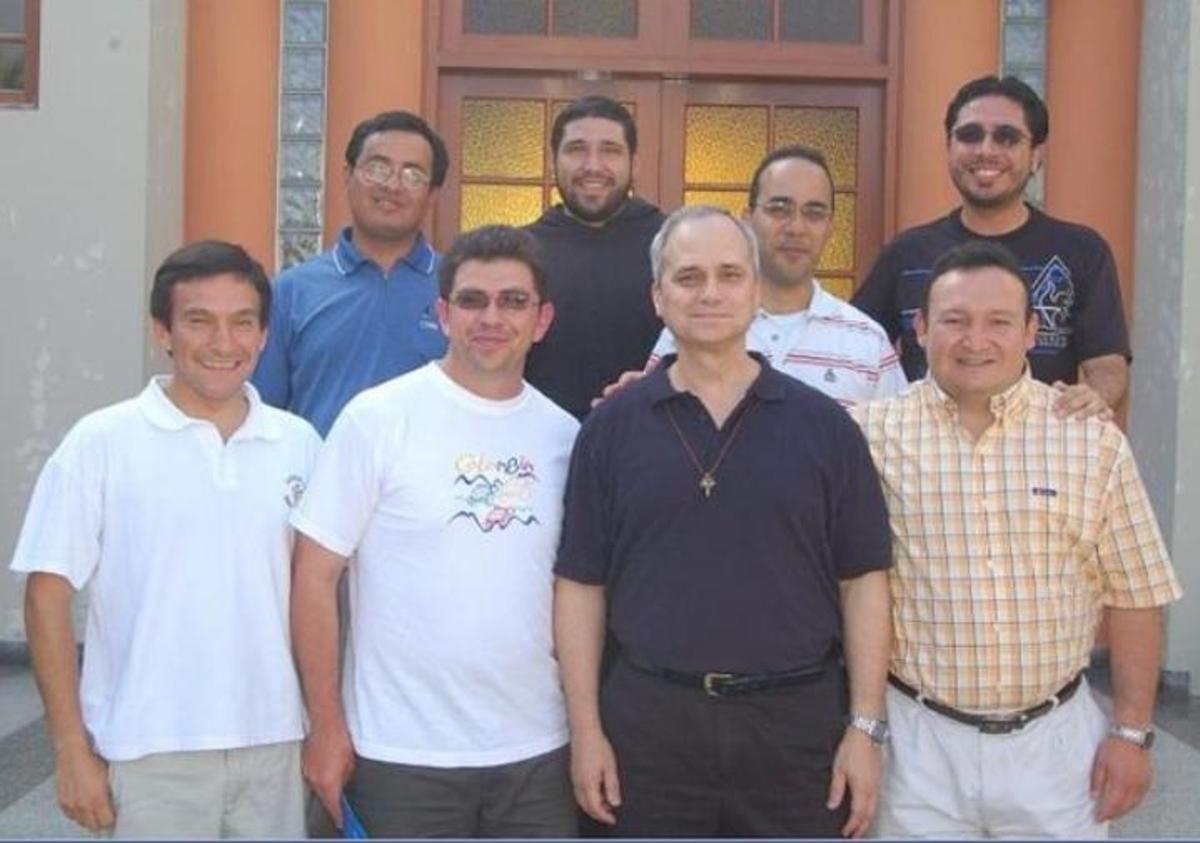 Sobre estas líneas, el sacerdote (en primera fila, a la izquierda) y otros agustinos, con el entonces prior Robert Prevost segundo por la derecha), actual Papa.