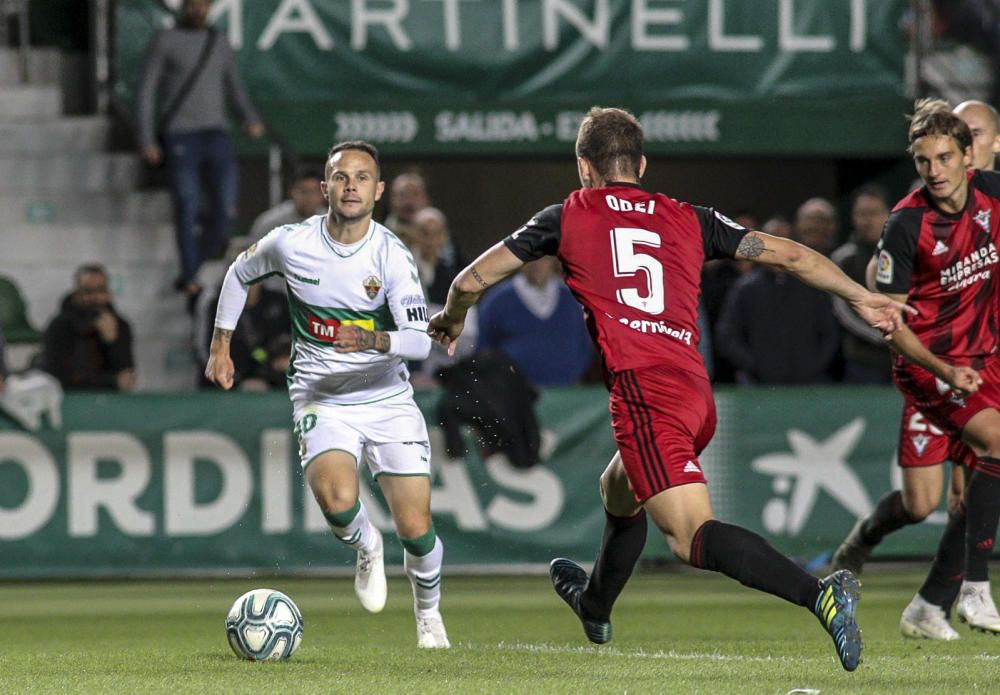 El Elche rompe el maleficio, vuelve a ganar en el Martínez Valero y recupera el olfato realizador en un partido más efectivo que brillante