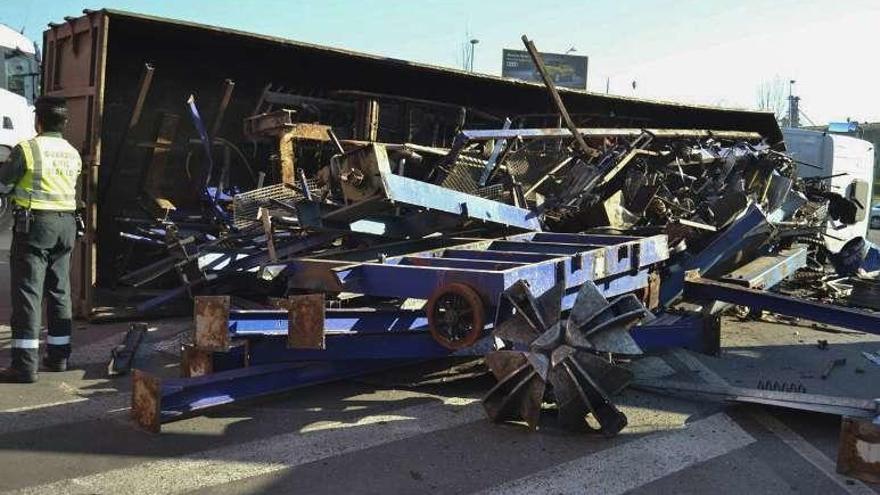 La carga de chatarra del camión terminó en la calzada. // FdV