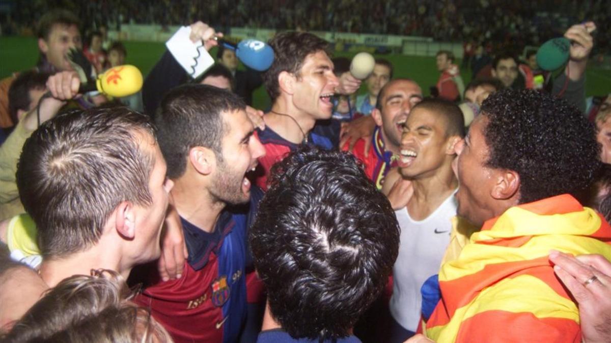 Pellegrino, junto a sus compañeros en el Barça, sobre el césped de Mendizorroza
