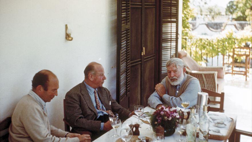 Nathan &quot;Bill&quot; Davis, Rupert Bellville y Ernest Hemingway cenando en La Consula.