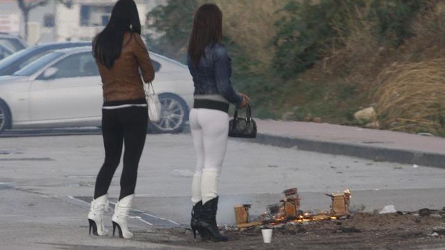 Imagen de dos personas ejerciendo la prostitución en el polígono Guadalhorce.