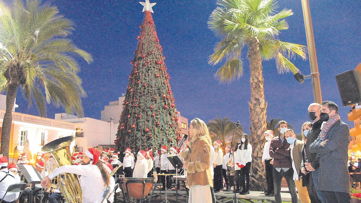 La alcaldesa de Santa Eulària des Riu, se ha dirigido a los presentes para desearles “mucha salud y mucha alegría”