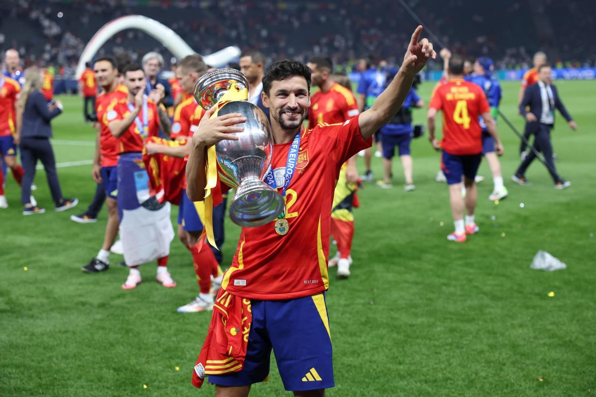 Berlin (Germany), 14/07/2024.- Jesus Navas of Spain celebrates with the trophy after winning the UEFA EURO 2024 final soccer match between Spain and England, in Berlin, Germany, 14 July 2024. (Alemania, España) EFE/EPA/CHRISTOPHER NEUNDORF