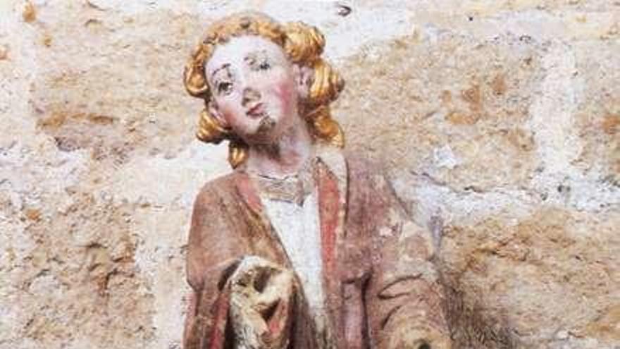 A la izquierda, las esculturas de &quot;María Anunciada&quot; y &quot;El arcángel Gabriel&quot; de la iglesia de La Hiniesta. Sobre esta líneas, el director del Museo Diocesano junto a las obras &quot; Ecce Homo&quot; y &quot;Virgen Dolorosa&quot;, de Pedro de Mena.