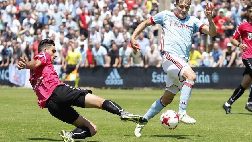 Dennis pugna por el balón con un defensa del Marbella, el domingo pasado en Barreiro. // Cristina Graña