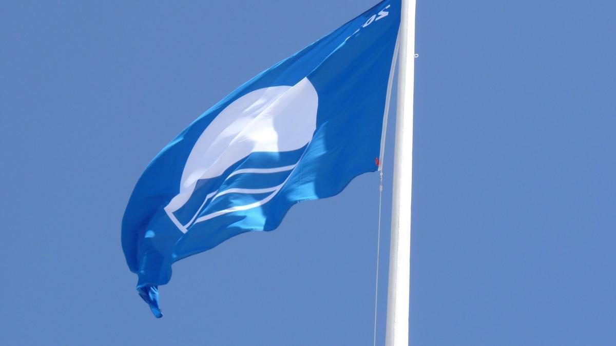 Una bandera azul ondea en una playa de la Safor