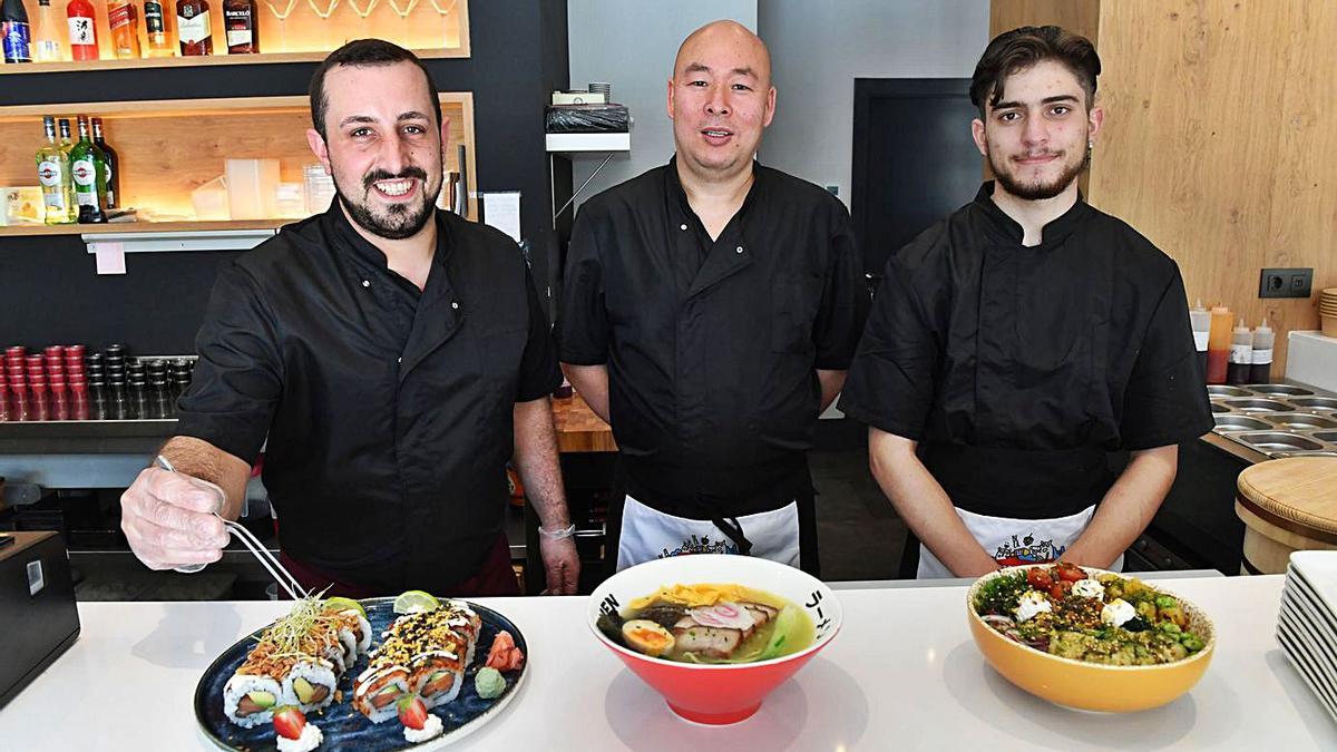 Eloy Teijeiro, Sun Yonggang y Luis da Silva, en el restaurante Samyo. |   // VÍCTOR ECHAVE 