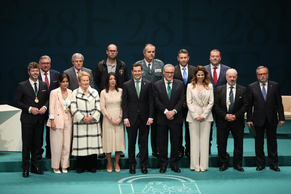 Foto institucional con los galardonados.La ...