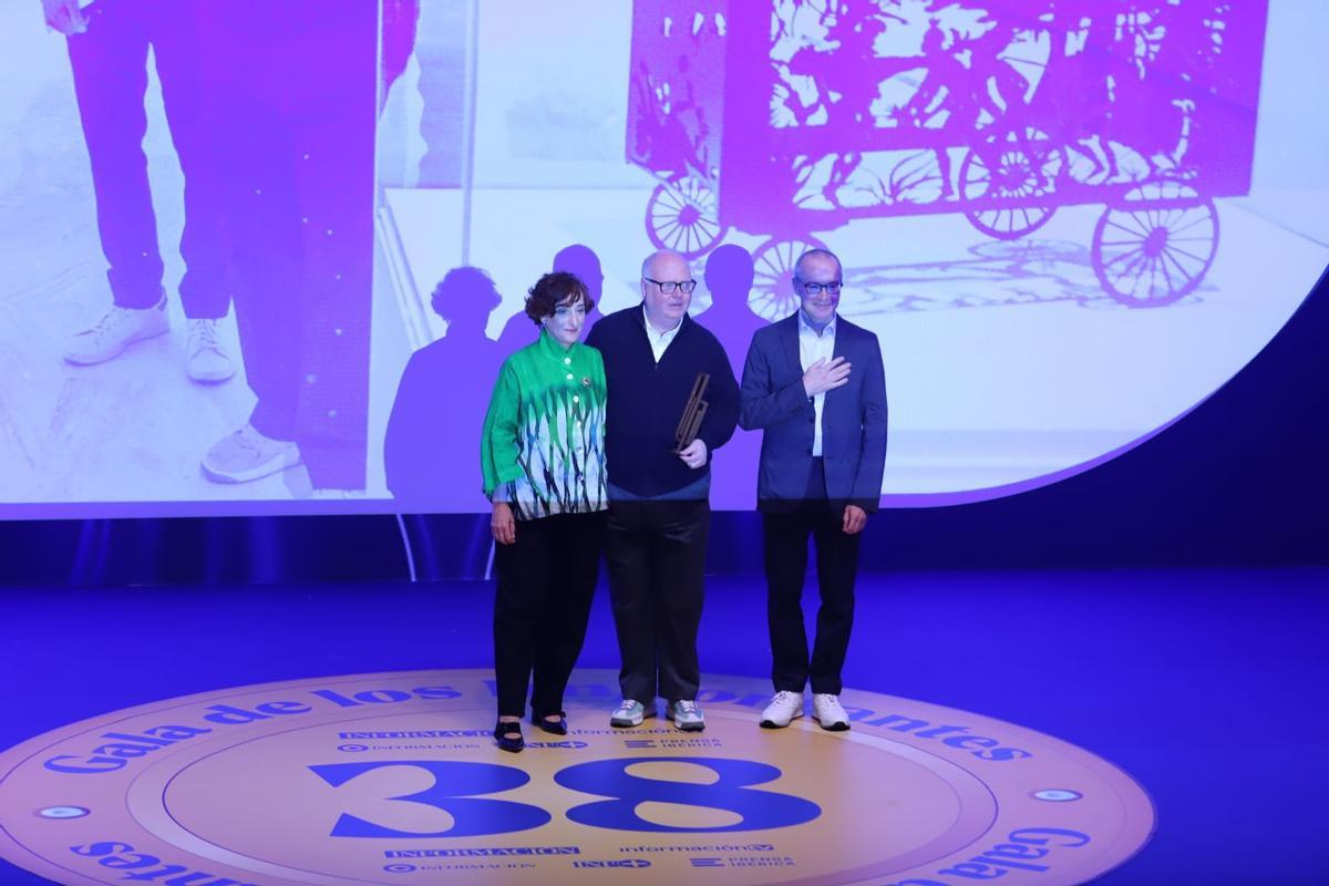 Rosa Castell, directora del Museo de Arte Contemporáneo de Alicante, entrega el premio a Michael Jenkins y Javier Romero.