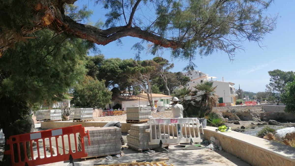 Arbeiter fahren mit den Bauarbeiten an der Promenade von Cala Ratjada auf Höhe des Hundestrands Na Ferradura fort