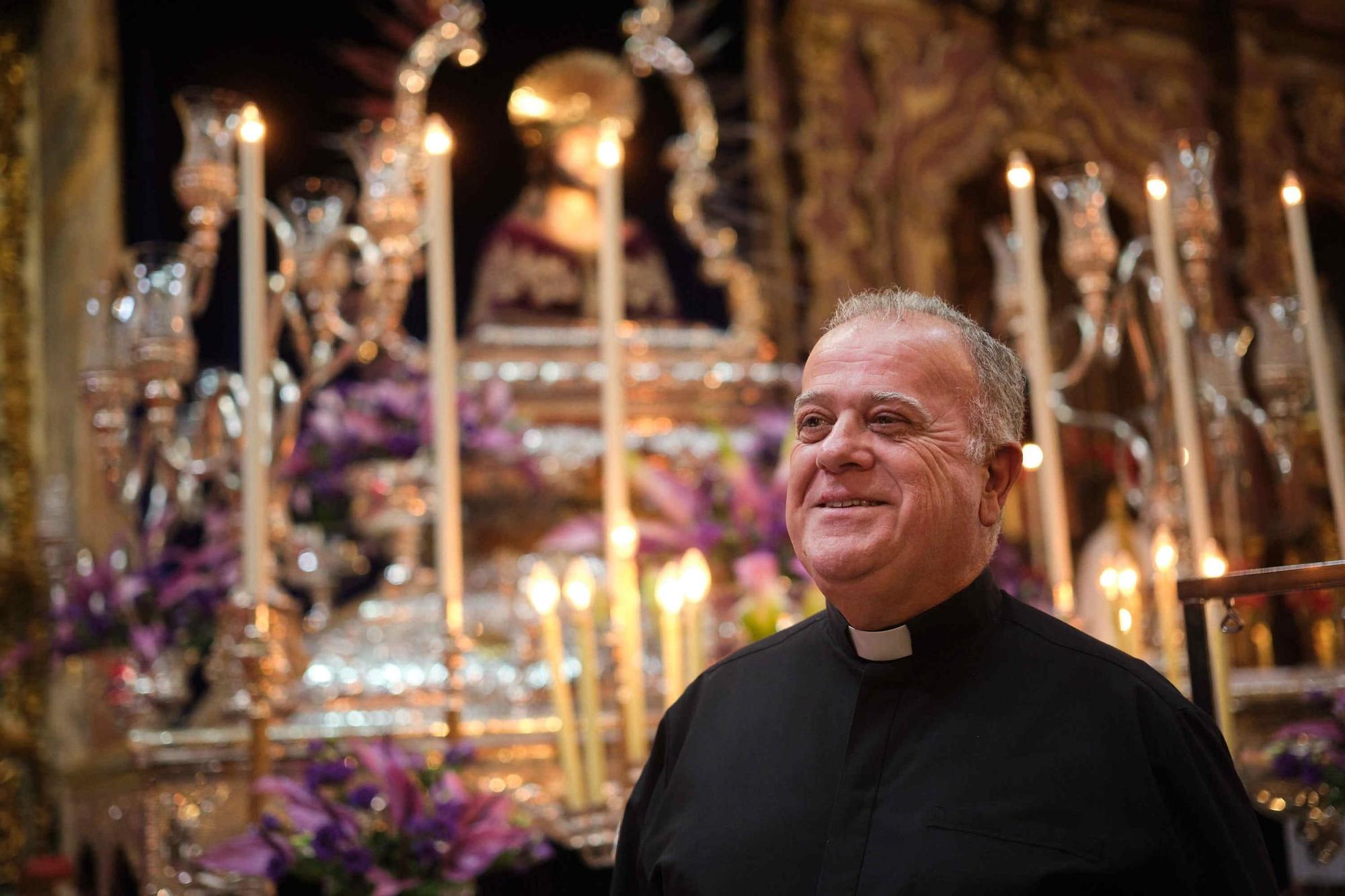 Preparativos de la Semana Santa en la parroquia de San Francisco de Asís, en Santa Cruz