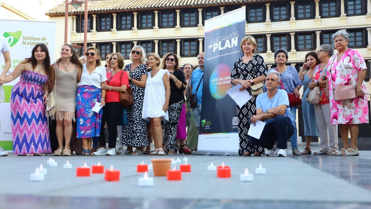 Participantes en el acto organizado por el Teléfono de la Esperanza en La Corredera.