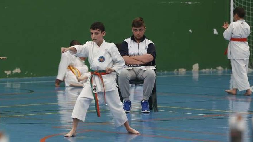 El tatami toma la pista del polideportivo de Luanco