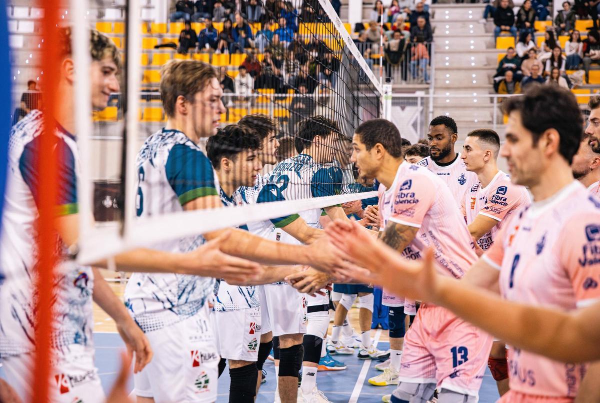 Saludo inicial entre Léleman Conqueridor y Unicaja Costa de Almería