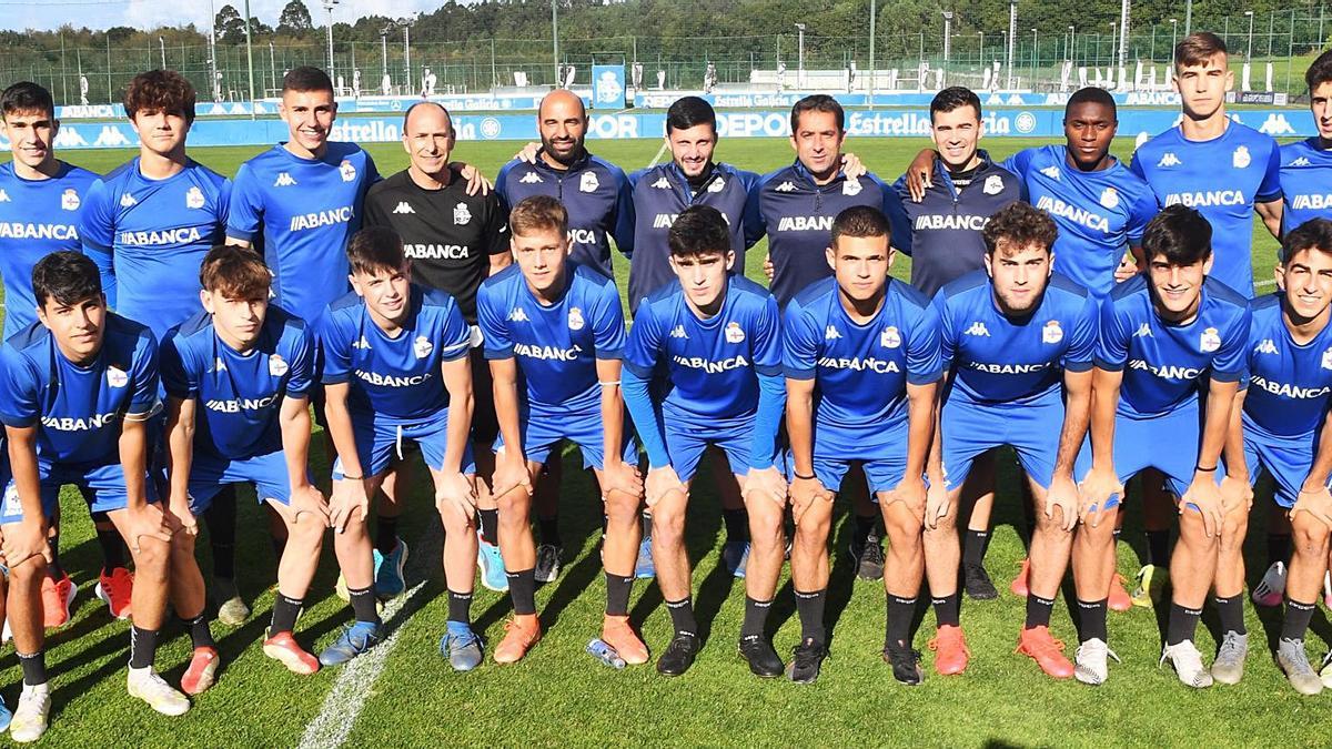 La plantilla y el cuerpo técnico del Deportivo juvenil A, ayer por la tarde en Abegondo, al día siguiente de la remontada europea ante el Pogon Szczecin. |  // CARLOS PARDELLAS