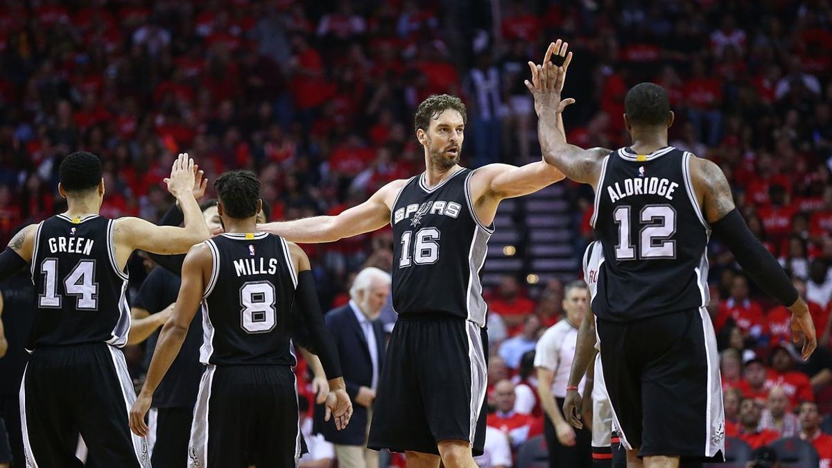 Pasu Gasol celebra el gran partido con sus compañeros