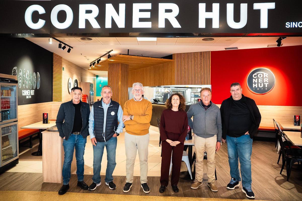 De izquierda a derecha de la imagen: Leonardo Gómez, veterano trabajador; Antonio Cores, actualmente al mando de la empresa; José Figueiredo, al frente de los primeros Hut de Vigo; Ana Álvarez, administradora de los Corner; Herminio González, jubilado tras ejercer más de 45 años en la cadena; y Juan Lorenzo, con casi cuatro décadas de experiencia como empleado.