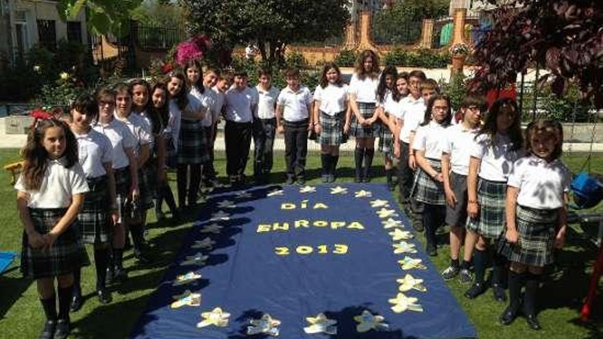 Alumnos del Santiago Apóstol durante una actividad. // D.P.