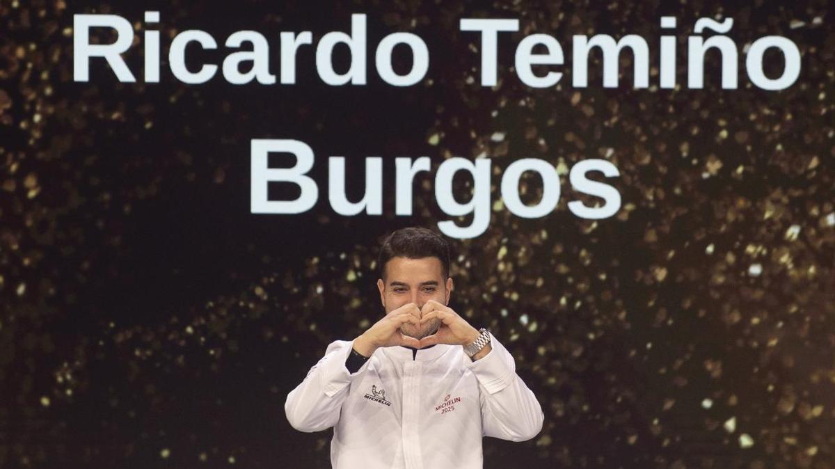 El chef Ricardo Temiño celebra la consecución de su primera estrella Michelin en la gala de presentación de la guía de 2025, el pasado 26 de noviembre en Murcia.