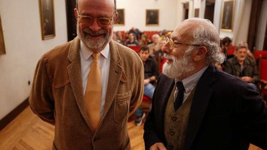 Rodrigo de Balbín Behrman, a la izquierda, y Miguel Ángel de Blas, catedrático de Prehistoria de la Universidad de Oviedo, ayer, en el RIDEA.