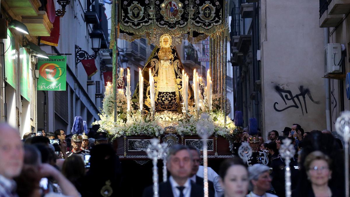 Nuestra Señora de la Soledad de Santa María en su salida procesional del Viernes Santo.  / Ernesto Caparrós