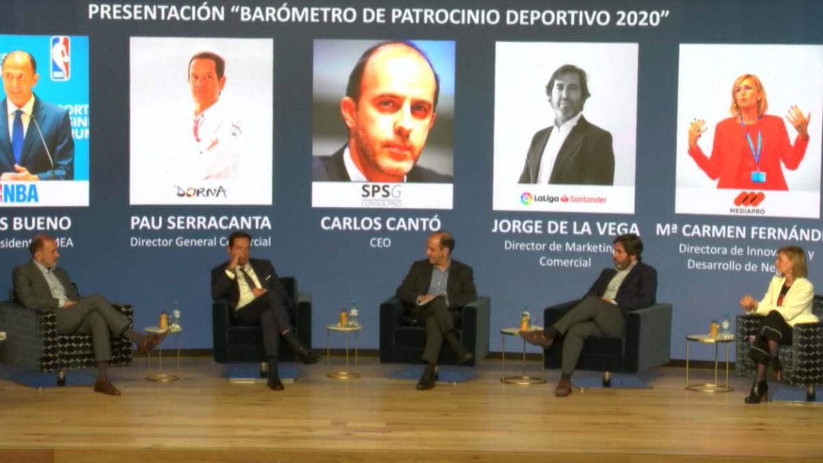 Pau Serracanta, el segundo por la izquierda, participando en una conferencia sobre patrocinio deportivo