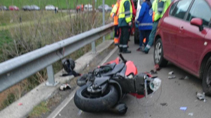 Fallece un motorista en Villayón al volcar y chocar con un coche