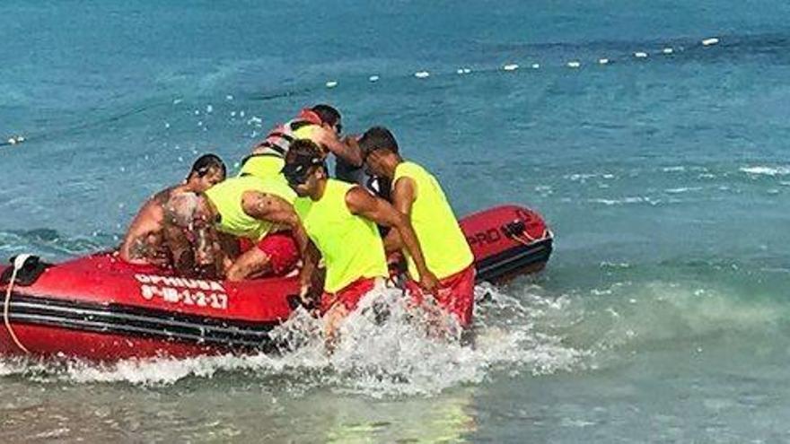 Los socorristas trasladan en la lancha al supuesto ahogado.