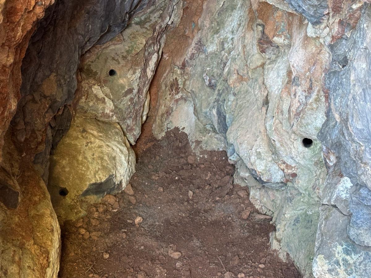 Agujeros preparados para los cartuchos de dinamita.