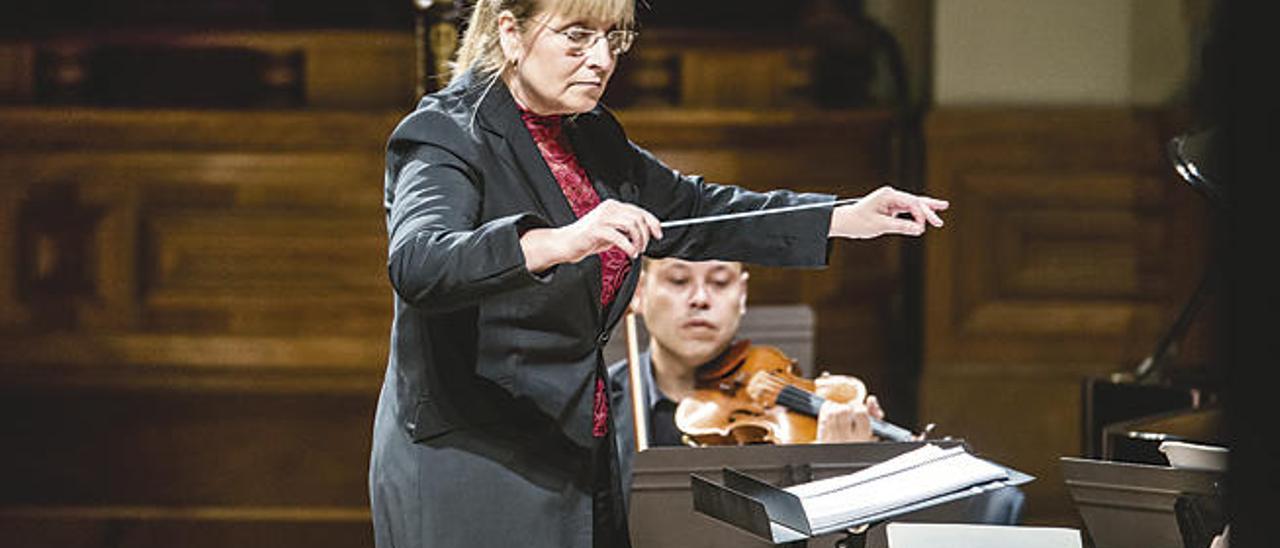 Isabel Costes dirigiendo la Orquesta del Atlántico.