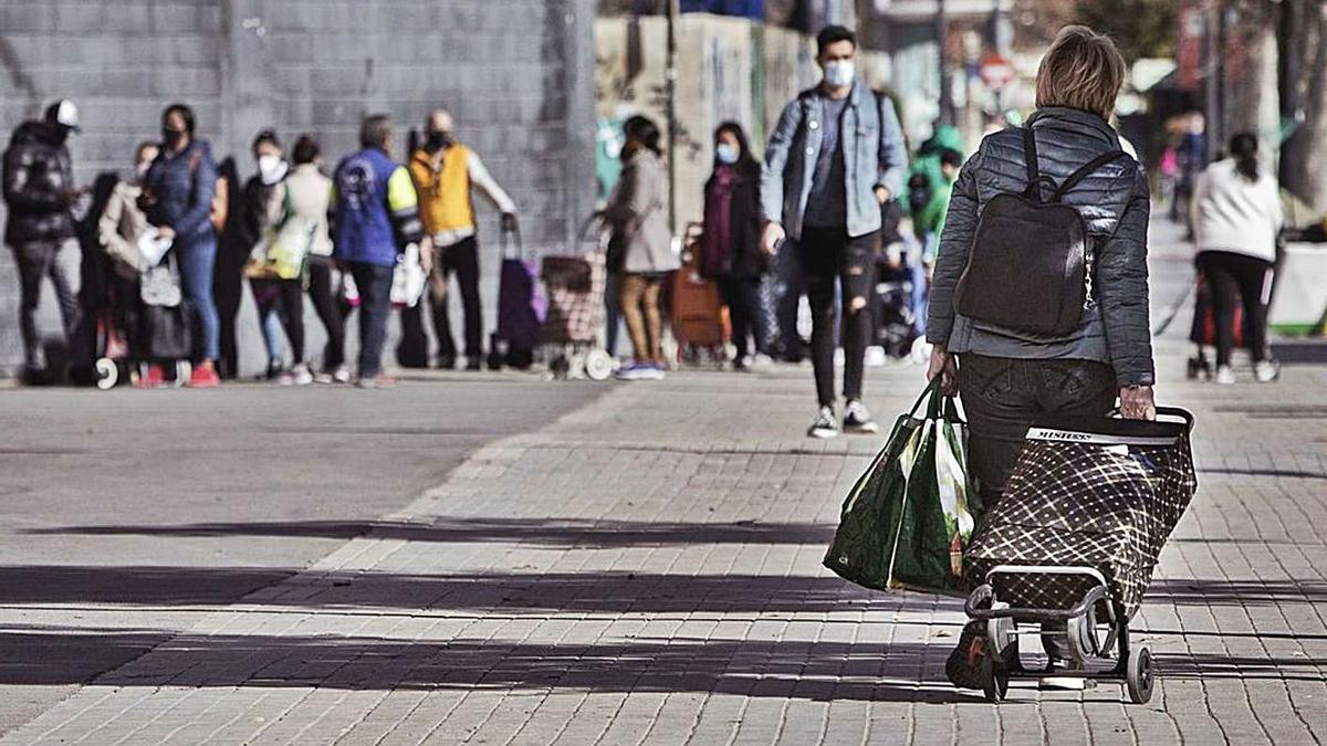 Una mujer acude al reparto de comida organizado en Mestalla para familias empobrecidas. | GERMÁN CABALLERO