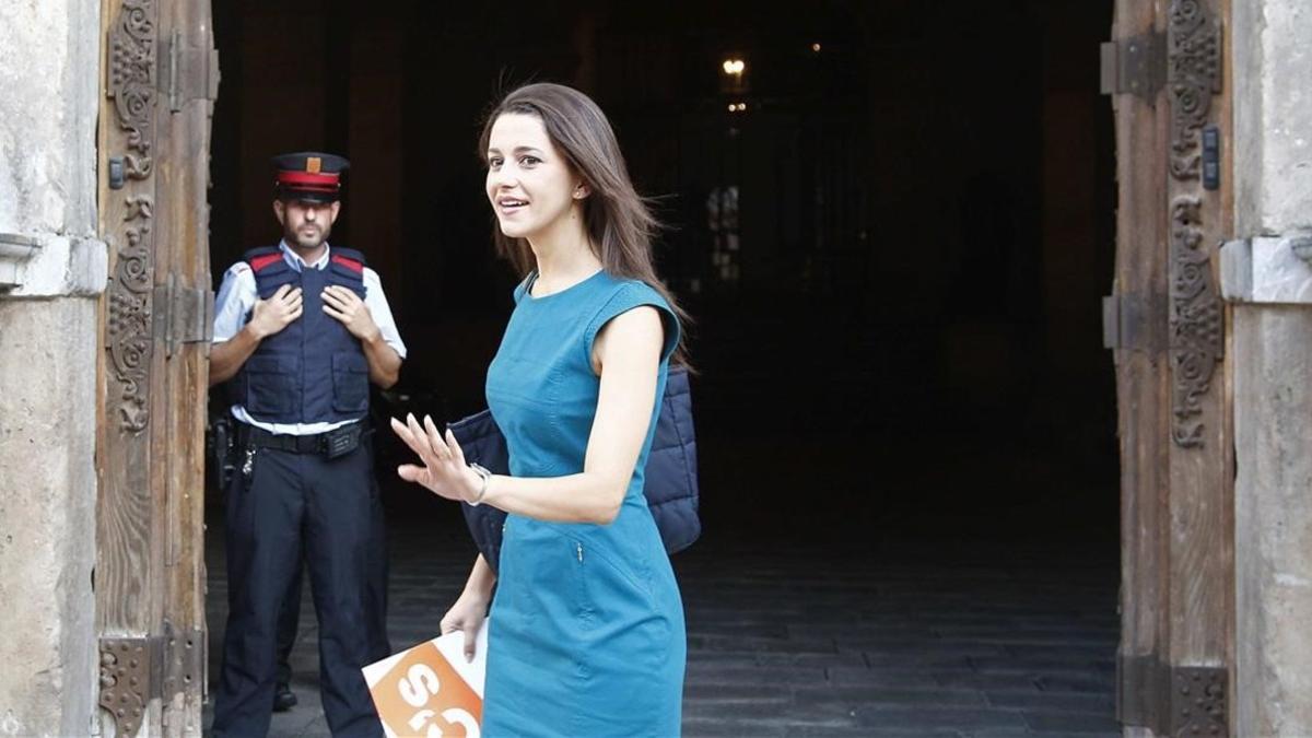 La jefa de la oposicion y lider de Ciutadans, Inés Arrimadas, a su llegada hoy al Palau de la Generalitat para asistir a una reunion con el 'president' Carles Puigdemont
