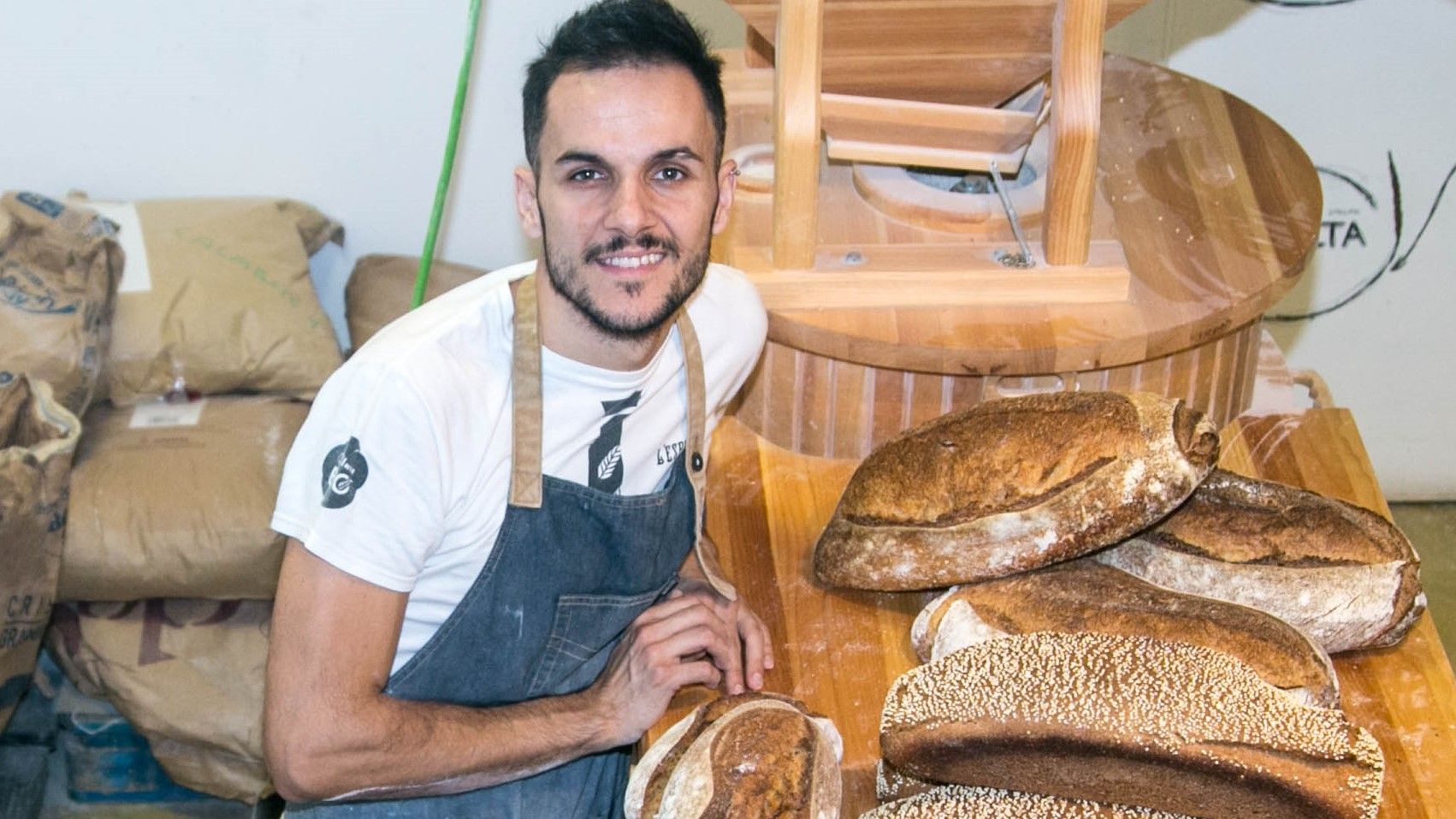 El panadero Jordi Morera posa en el obrador de L’Espiga d’Or, de Vilanova i la Geltrú. /